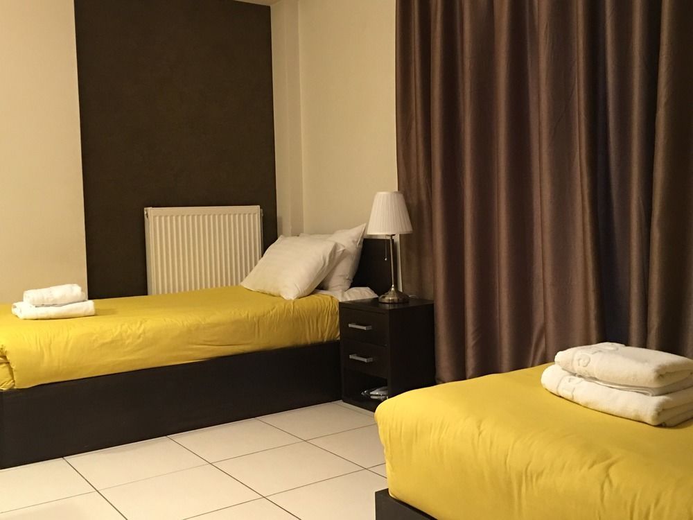 Mc Queen & 3* Athens